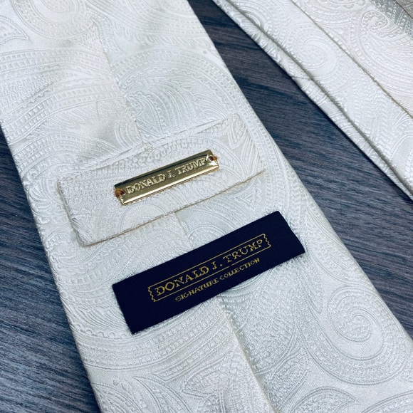 Donald Trump Solid White Paisley Silk Tie - Picture 4 of 6